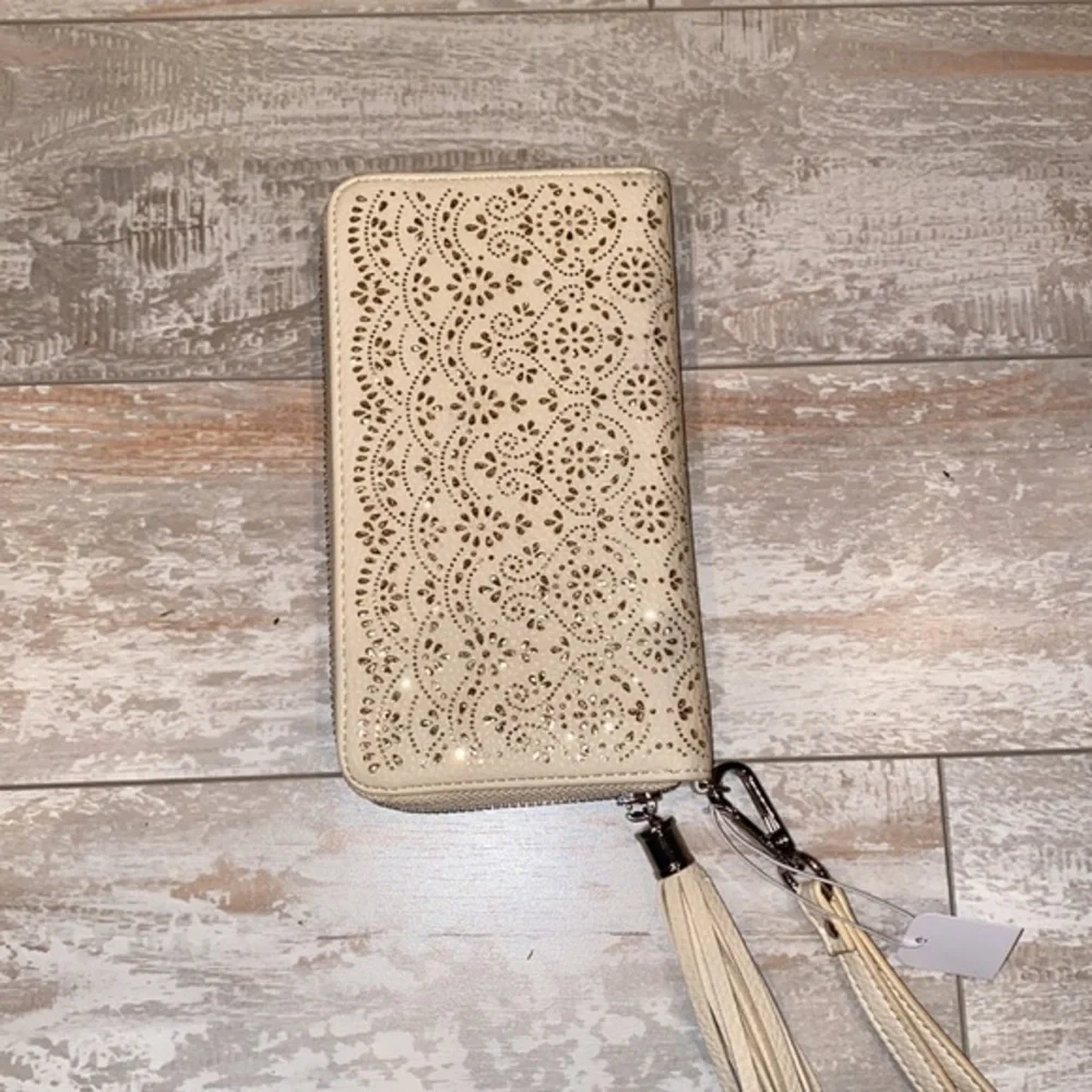 NEW‎ Cream/Gold Wristlet Wallet